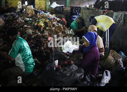 Bogor, West Java, Indonesia. Xviii oct, 2018. Lavoratori sorta rifiuti raccolti presso le famiglie e i mercati tradizionali. I rifiuti banca gestisce su base comunitaria rifiuti dal trattamento dei rifiuti come una risorsa che è ecologico, educative e valori economici ??in modo che diventi un progetto pilota per la 3R gestione dei rifiuti Credito: Adriana Adinandra SOPA/images/ZUMA filo/Alamy Live News Foto Stock