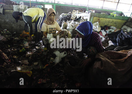 Bogor, West Java, Indonesia. Xviii oct, 2018. Lavoratori sorta rifiuti raccolti presso le famiglie e i mercati tradizionali. I rifiuti banca gestisce su base comunitaria rifiuti dal trattamento dei rifiuti come una risorsa che è ecologico, educative e valori economici ??in modo che diventi un progetto pilota per la 3R gestione dei rifiuti Credito: Adriana Adinandra SOPA/images/ZUMA filo/Alamy Live News Foto Stock