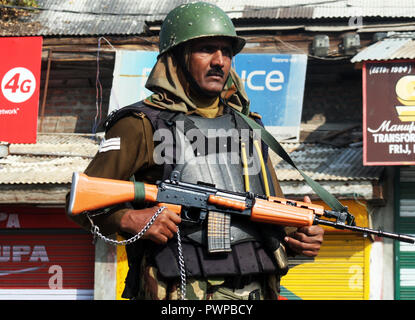 Srinagar Kashmir. 18 ott 2018. Un soldato indiano sta di guardia durante il coprifuoco simili restrizioni in parti della valle .Il Giunto resistenza Leadership (JRL), un conglomerato separatista guidato da Syed Ali Geelani, Mirwaiz Umer Farooq e Muhammad Yasin Malik, chiamato l'arresto contro l'uccisione di Lashkar-e-Taiba (LET) commander,Mehrajudd in Bangroo, suo associare Faiz Ahmad Waza e Rayees Ahmad in uno scontro a fuoco il mercoledì a Srinagar's Fateh Kadal area.©Sofi Suhail/Alamy Live News Foto Stock