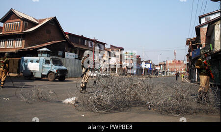 Srinagar Kashmir. 18 ott 2018. Truppe indiane sta di guardia, durante il coprifuoco simili restrizioni in parti della valle .Il Giunto resistenza Leadership (JRL), un conglomerato separatista guidato da Syed Ali Geelani, Mirwaiz Umer Farooq e Muhammad Yasin Malik, chiamato l'arresto contro l'uccisione di Lashkar-e-Taiba (LET) commander,Mehrajudd in Bangroo, suo associare Faiz Ahmad Waza e Rayees Ahmad in uno scontro a fuoco il mercoledì a Srinagar's Fateh Kadal area.©Sofi Suhail/Alamy Live News Foto Stock