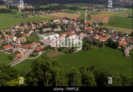 La Svizzera, vista generale di La-Tour-de-Treme dalla terrazza del castello di Gruyeres, regione di Gruyeres Foto Stock