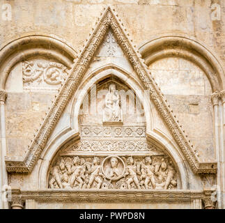 Dettagli della decorazione sulla porta del transetto gotico della Cattedrale di Santa Maria in Castello trimestre, Cagliari, Sardegna, Italia Foto Stock