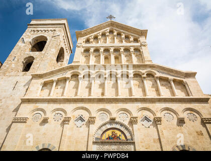 Cattedrale cattolica romana di Cagliari, Sardegna, Italia, dedicata alla Vergine Maria e a Santa Cecilia. Facciata neo-romanesca Foto Stock