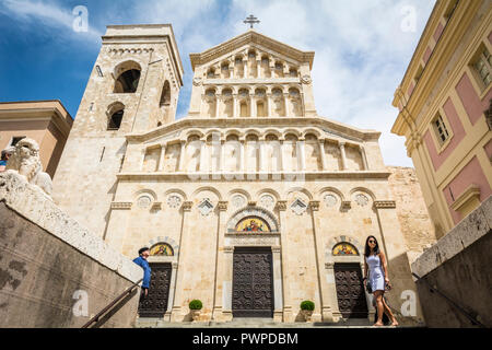 Cattedrale cattolica romana di Cagliari, Sardegna, Italia, dedicata alla Vergine Maria e a Santa Cecilia. Facciata neo-romanesca Foto Stock