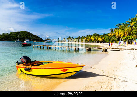 Barca da pesca sul sale fischio della baia di spiaggia, una delle più belle di tutte le Piccole Antille, Mayreau, di Saint Vincent e Grenadine, West Indies Foto Stock
