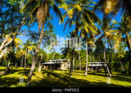 Il vecchio hotel tra alberi di noci di cocco sul Salt Whistle Bay's Beach, Mayreau, di Saint Vincent e Grenadine, West Indies Foto Stock