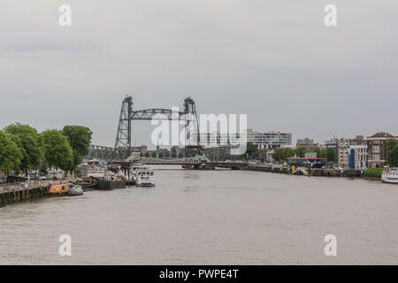 Vista del fiume Nieuwe Maas dal Erasmusbrug con ferroviarie dismesse ponte di sollevamento De Hef o ponte Koningshaven Foto Stock