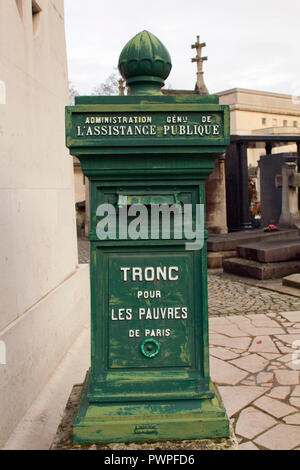 Francia, Parigi, casella di poveri nel cimitero di Passy. Foto Stock