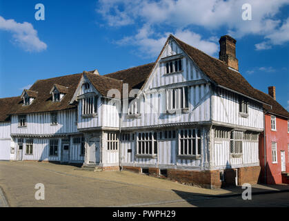 La Guildhall xvi secolo edificio con travi di legno, Lavenham, Suffolk, Inghilterra, Regno Unito, Europa Foto Stock