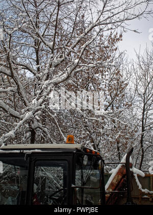 Uno spesso strato di neve tra i fienili, Mosca Foto Stock