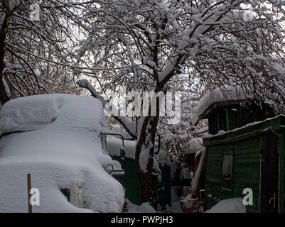 Uno spesso strato di neve tra i fienili, Mosca Foto Stock