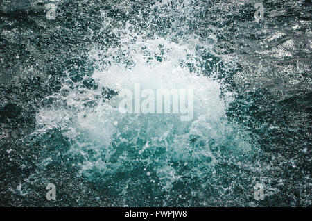 Splash come persona salti in acque turchesi del Mar dei Caraibi Foto Stock