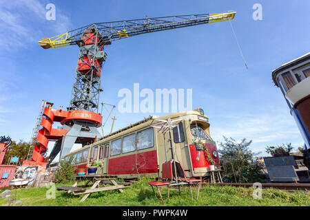 AMSTERDAM, Paesi Bassi - 11 October, 2018: il vecchio tram davanti all'Hotel Faralda gru sul terreno NDSM nella zona Amsterdam Nord. Foto Stock