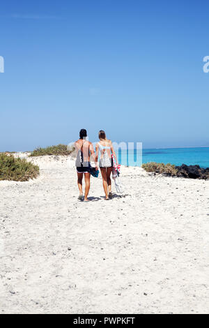 Una giovane coppia godendo di una vacanza insieme in spiaggia, Spagna Isole Canarie Fuerteventura Foto Stock