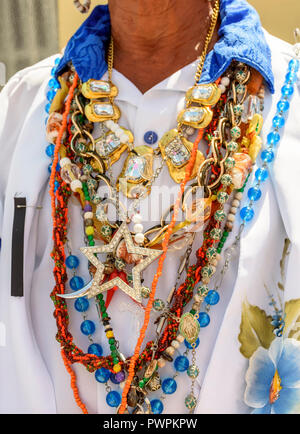 Collane utilizzati dall'uomo durante la tradizionale celebrazione religiosa in Brasile con simboli comuni la pratica di umbanda e candomblÃ© Foto Stock