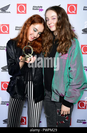 Jenny Hollingworth (destra) e Rosa Walton di andiamo a mangiare la nonna vincitori del Q Miglior album Award in sala stampa durante il Q Awards 2018 in associazione con Radio assoluto al Camden Roundhouse di Londra. Foto Stock