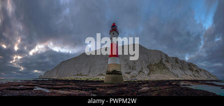 Cerca fino a Beachy Head luce e cliff - cucito un panorama ripreso da sotto la casa di luce a Beachy Head, East Sussex, Regno Unito Foto Stock