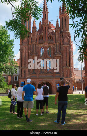 St Anne's Chiesa Vilnius, turisti nella città vecchia di Vilnius guardare la gotica west end del XV secolo in mattoni rossi St Anne's Church, Lituania. Foto Stock