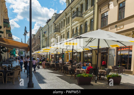 Vilnius New Town, vista su una mattina estiva di una caffetteria fiancheggiata strada laterale fuori Gediminas Prospektas nella panoramica zona New Town di Vilnius, Lituania. Foto Stock