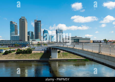 Vista del ponte bianco (Baltasis Tiltas) spanning fiume Neris e il moderno skyline del Snipiskes quartiere degli affari nel centro di Vilnius. Foto Stock