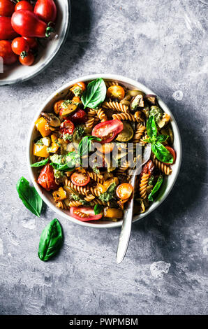 Estate pasta con zucchine arrosto, pomodori, peperoni e funghi Foto Stock