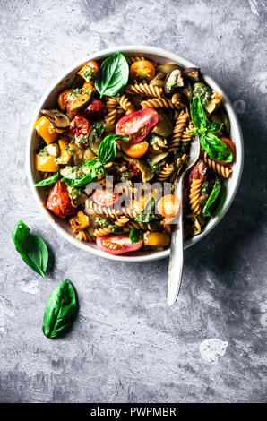 Estate pasta con zucchine arrosto, pomodori, peperoni e funghi Foto Stock