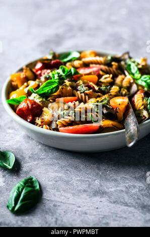 Estate pasta con zucchine arrosto, pomodori, peperoni e funghi Foto Stock