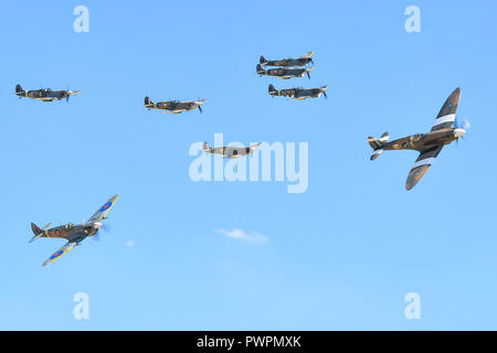 Volo, squadron, gruppo di Spitfires. Seconda Guerra Mondiale il Supermarine Spitfire aerei da combattimento volare insieme. Formazione, ala della RAF Spitfires Foto Stock