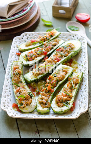 Zucchine ripiene con la Turchia, formaggio e paprika affumicata Foto Stock
