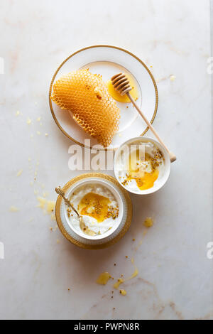 Yogurt e miele Foto Stock