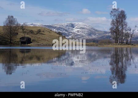 Piccolo lago del Tarn affacciato sul Vecchio Uomo Coniston in inverno, Lake District Inghilterra REGNO UNITO Foto Stock