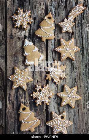 Decorate gingerbread cookies vista superiore Foto Stock