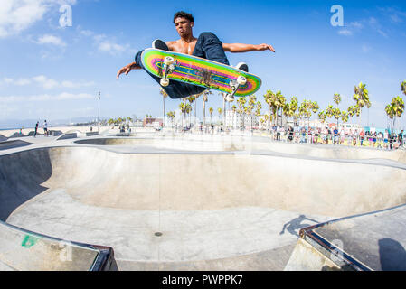 Guidatore di skateboard battenti a Venezia Skatepark Venice Beach California Foto Stock