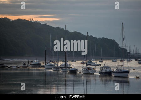 Il sole sorge sul fiume Medway e sue navi sul fiume Medway Foto Stock