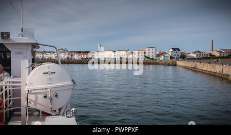 Ile d Yeu, Francia - 16 Settembre 2018: la vista del ponte di un traghetto che entra nel porto dell'isola di Yeu in cui i viaggiatori sono seduti a admir Foto Stock