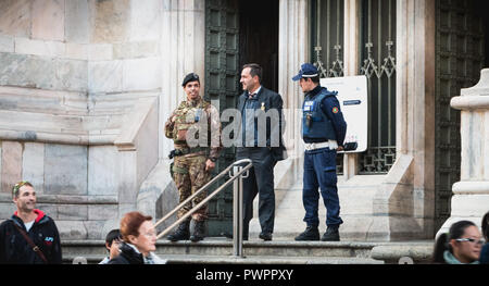 Milano, Italia - 03 Novembre 2017 : i soldati di monitorare e controllare i turisti all'ingresso del Duomo di Milano su un giorno di caduta Foto Stock