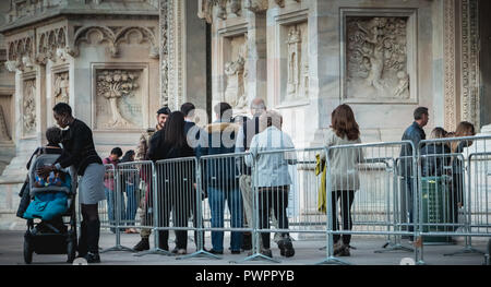 Milano, Italia - 03 Novembre 2017 : i soldati di monitorare e controllare i turisti all'ingresso del Duomo di Milano su un giorno di caduta Foto Stock