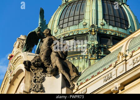 Casa Comunale dettaglio architettonico, Art Nouveau, Praga, Repubblica Ceca, soleggiata giornata estiva, alba Foto Stock