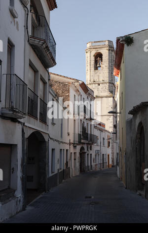 Calafell, Spagna - Agosto 15, 2014: Street view con la cattedrale cattolica nella città vecchia di Calafell. Regione di Tarragona Catalogna Foto Stock