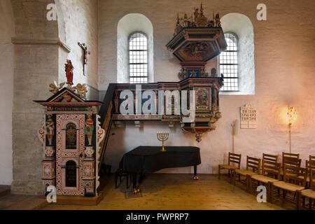 AAKIRKEBY, Danimarca - 19 agosto 2018: vista di un pulpito rinascimentale nella chiesa di Aa. È il più grande e più antica chiesa sull'isola di Bornholm. Foto Stock