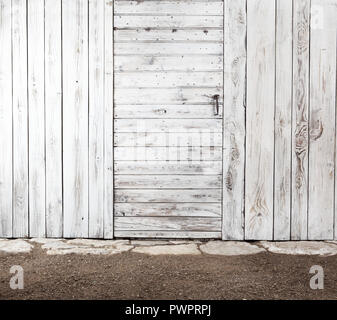 Vecchio bianco shabby porta di legno in legno invecchiato, parete esterno della tettoia dell'attrezzo per orto, spazio copia modello vuoto sullo sfondo Foto Stock