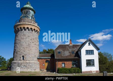 Faro costruito nel 1872 di blocchi di granito in Hammeren, Danimarca. A causa della sua elevata posizione - 82 m sopra il livello del mare, la sua luce spesso può essere nascosto b Foto Stock