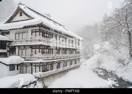 Splendida piscina di primavera calda sotto la neve pesante, Takaragawa onsen, Gunma ,Giappone Foto Stock