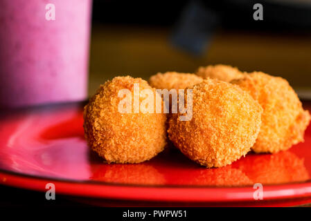 Appena cotte le sfere impanati con ripieno di chiudere Foto Stock