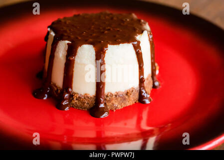 Gustosa cheesecake ricoperto di cioccolato sulla piastra Foto Stock