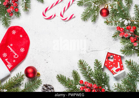 Sfondo di natale con abete, dono, candela e decorazioni Foto Stock