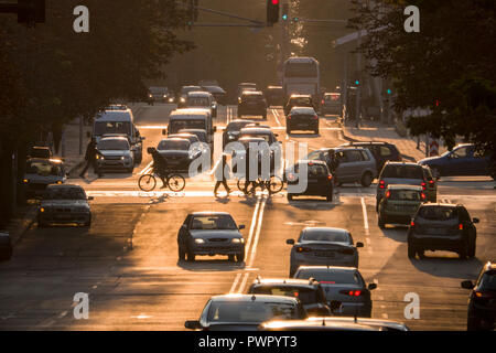 Pedoni e il traffico al tramonto in Burgas, Bulgaria Foto Stock