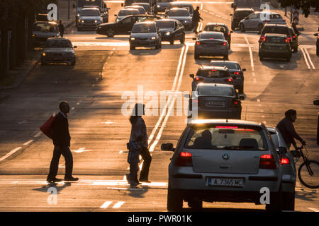 Pedoni e il traffico al tramonto in Burgas, Bulgaria Foto Stock