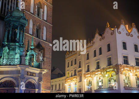 Cracovia in Polonia Rynek Glowny di notte con Santa Maria la Basilica - Cracovia in Polonia Foto Stock