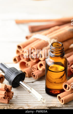 Cannella olio essenziale in bottiglia di vetro Foto Stock